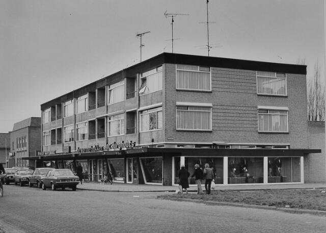 Burg. van Houtplein — Vlijmen